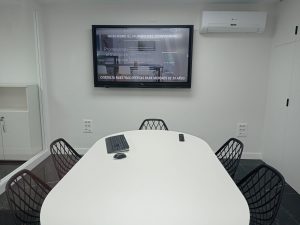 Despachos - Sala de reuniones con pantalla y aire acondicionado despatxos